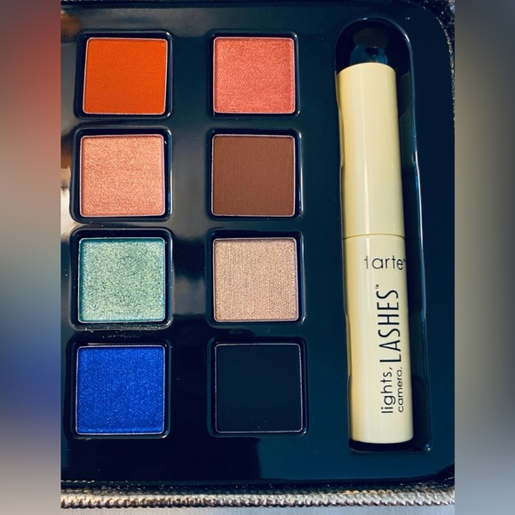 Luxurious Eyeshadow Palette with Glittering Gold Case - Picture 5 of 6